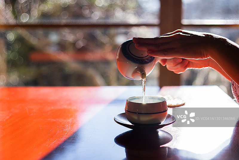 慢慢地，用心地泡一杯可口的日本茶。图片素材