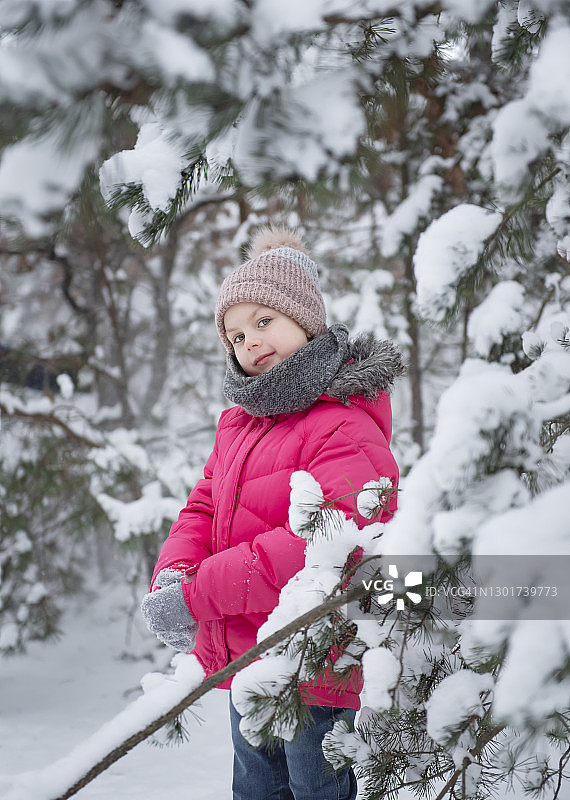 孩子在冬天。一个小女孩，在外面玩冬天。图片素材