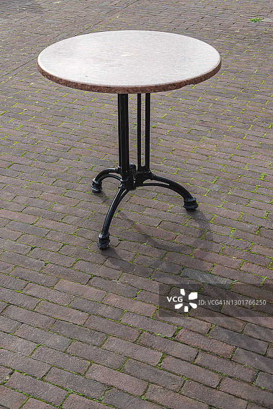 圆形的棕色露台桌子与黑色的基础图片素材