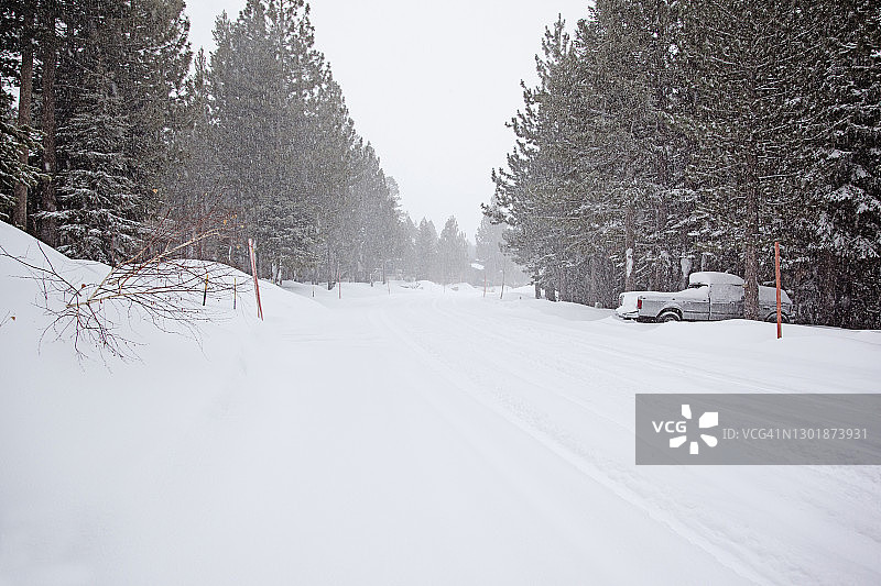 路边被雪覆盖的卡车图片素材