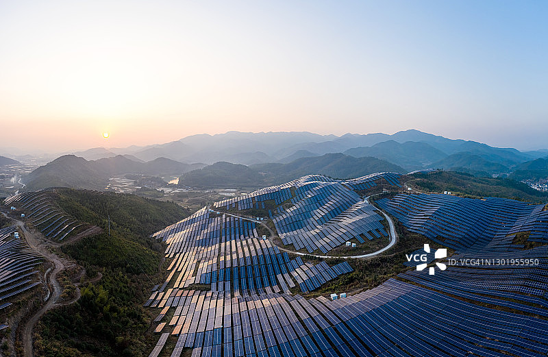 日出时山上太阳能发电厂鸟瞰图图片素材