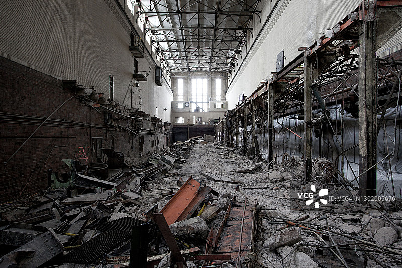 一个废弃的腐朽发电厂的内部图片素材