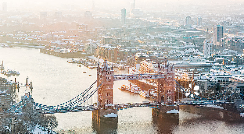 一个高架的观点，塔桥和地平线在日出后的伦敦雪堆照片图片素材