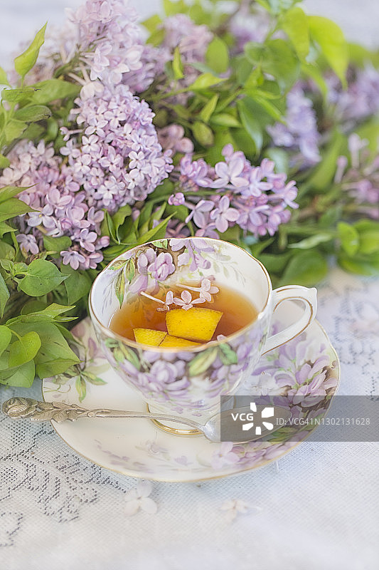 紫丁香和一杯热茶图片素材