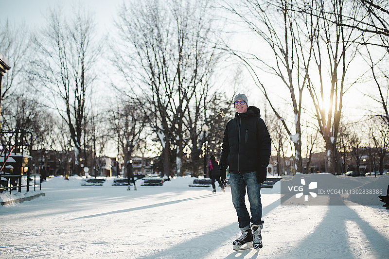 一个成熟的男人在溜冰场滑冰图片素材