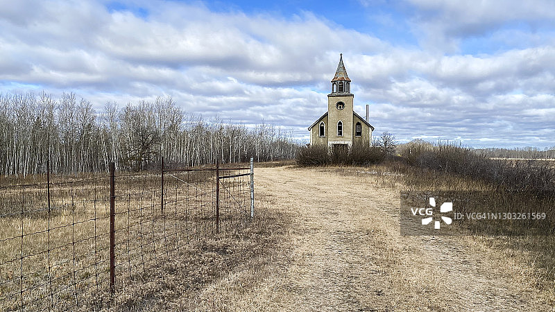 偏远地区被遗弃的乌克兰教堂图片素材