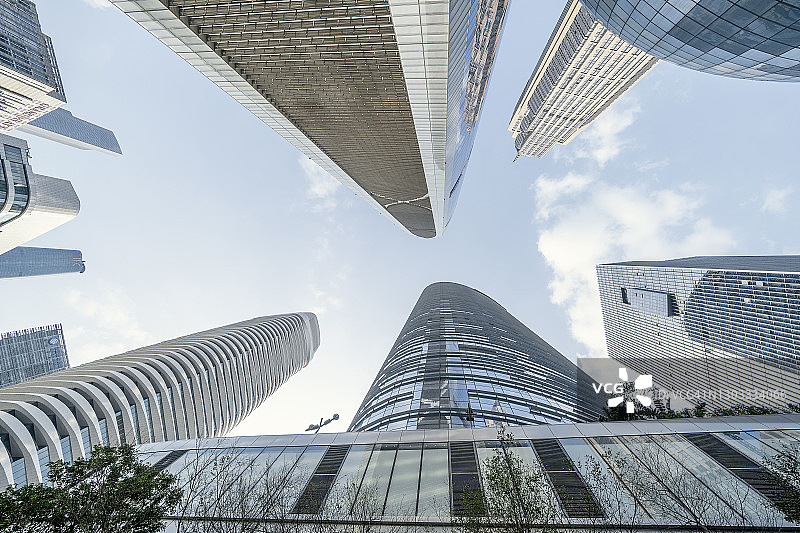 低角度的摩天大楼在商业区图片素材