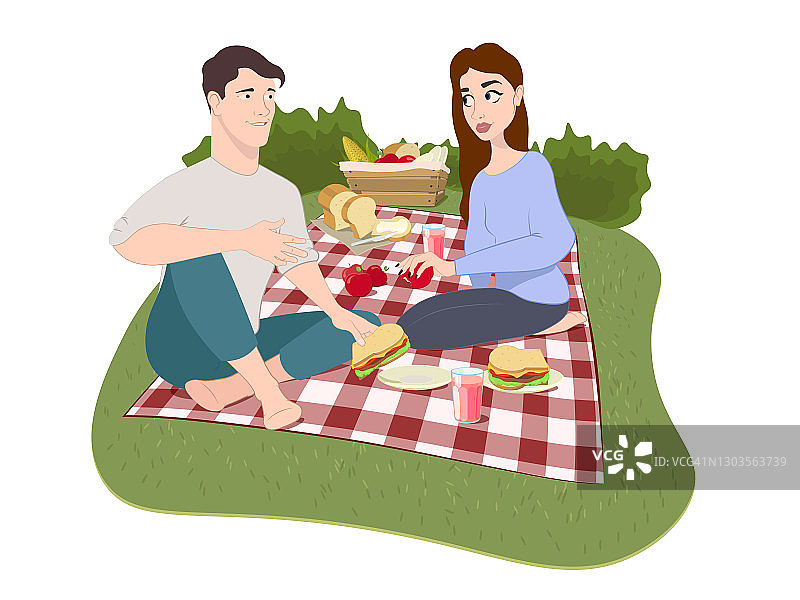 年轻人和老年人在野餐。幸福的家庭坐在绿草地上，吃喝野餐图片素材