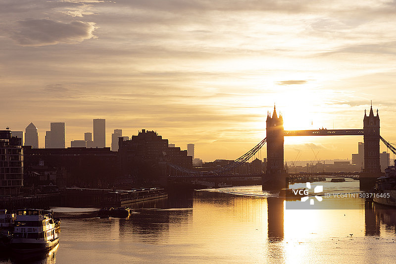 日出时分的伦敦城图片素材