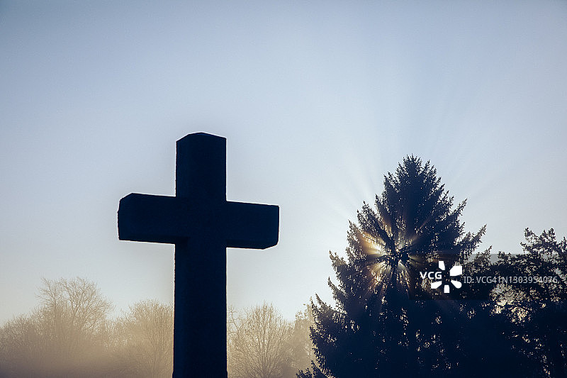 基督徒在一个雾蒙蒙的墓地里走过一个坟墓图片素材