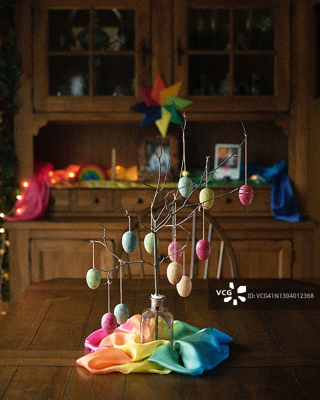 手工复活节中心桌子装饰彩虹主题图片素材