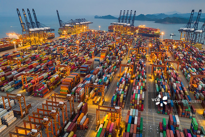 黄昏时分，深圳集装箱码头。图片素材