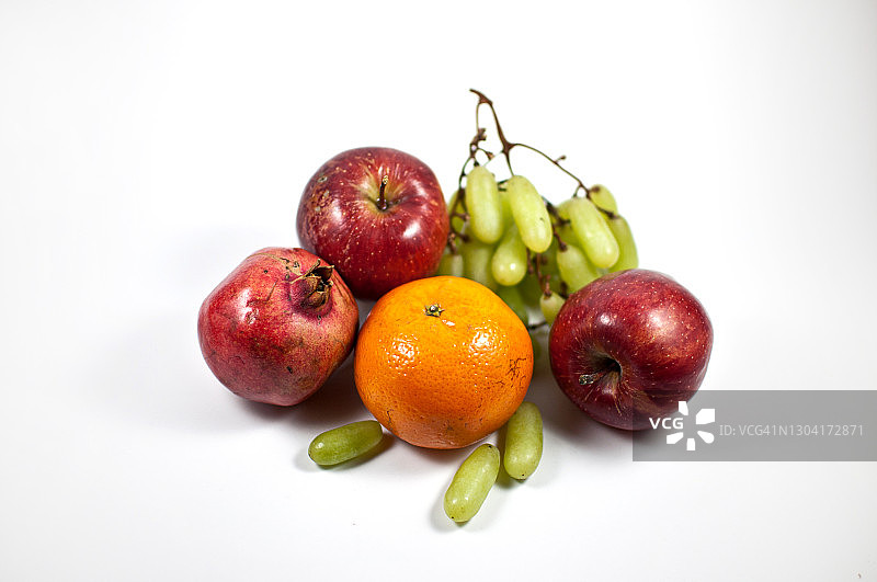 新鲜的单一橙子，葡萄，石榴和两个红苹果顶视图水果孤立在白色的背景图片素材