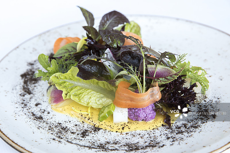色彩缤纷的美味沙拉混合绿色，胡萝卜，紫色花椰菜图片素材