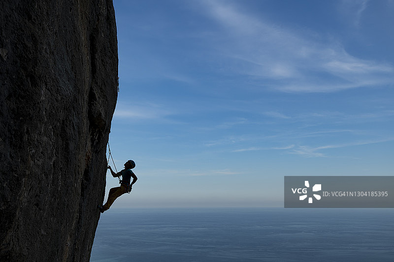 西班牙阿利坎特省科斯塔布兰卡卡尔佩奥尔塔山的女性攀岩者图片素材