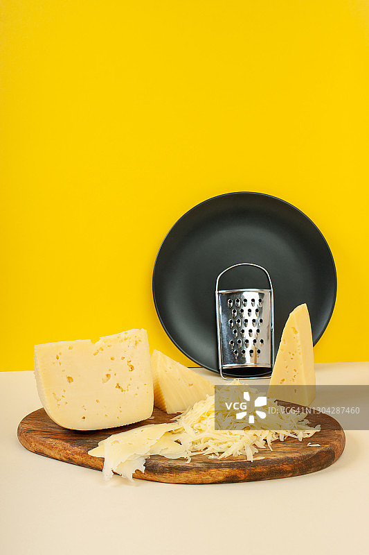 一块奶酪在黑板上。图片素材