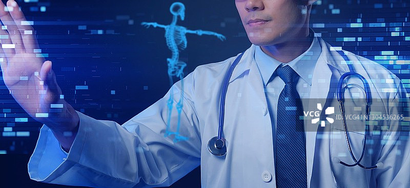 健康检查，体检，医生分析患者数据未来的数字智能技术3D身体扫描医疗的迹象或症状的医疗条件。图片素材