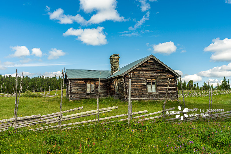 瑞典北部高地的传统山地农场图片素材