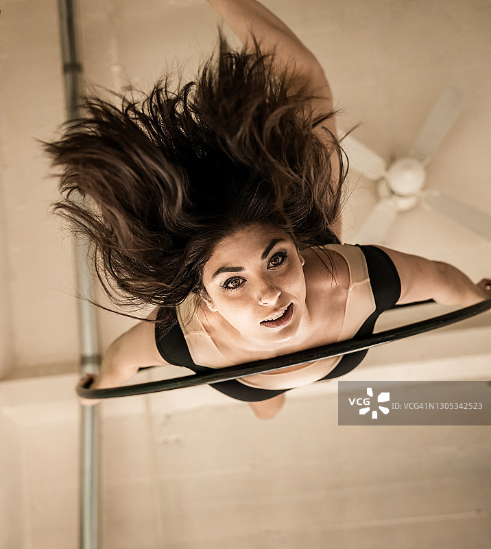 吊篮上的女空中舞者图片素材