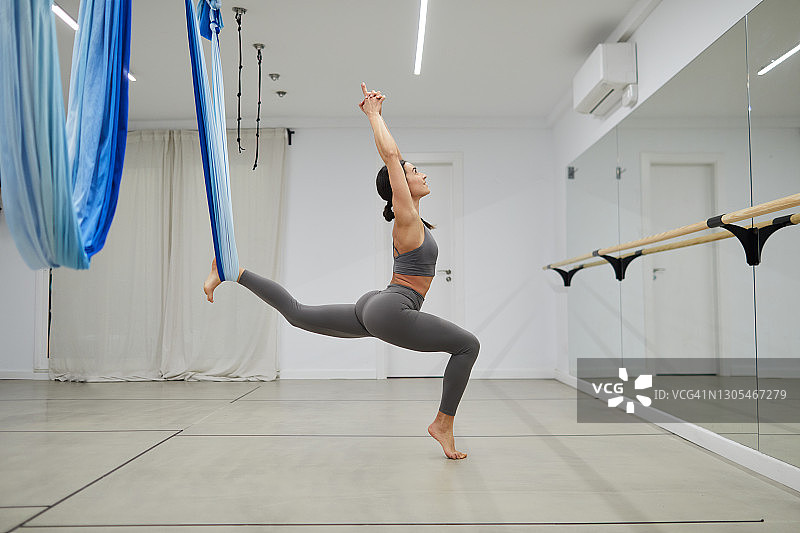 一个在练习空中瑜伽的女人图片素材