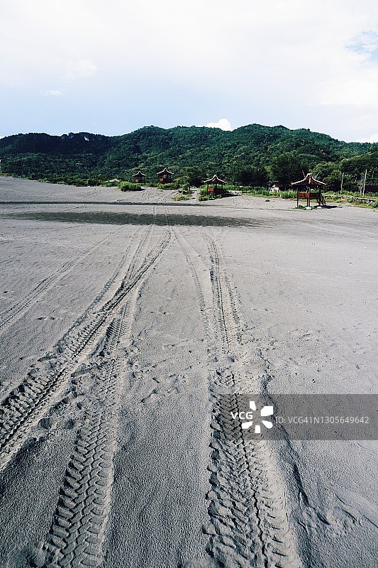 空旷沙滩上的轮胎印图片素材