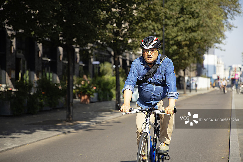 骑自行车穿过城市图片素材
