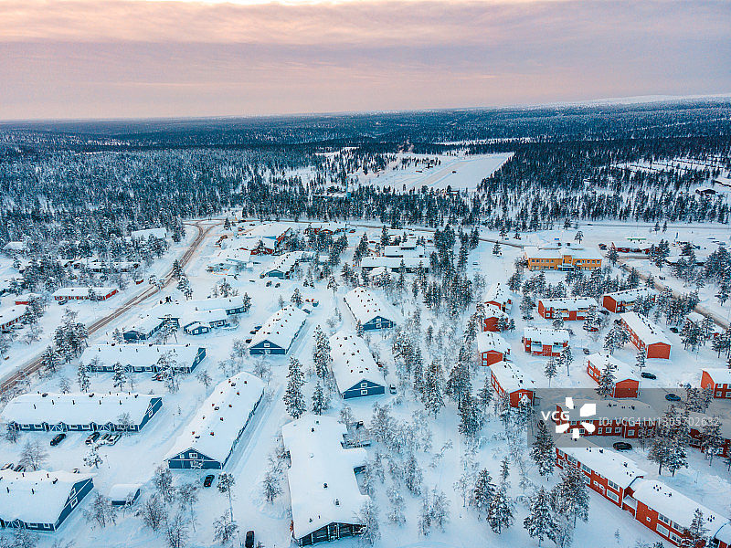芬兰拉普兰罗瓦涅米圣诞老人村的鸟瞰图。图片素材