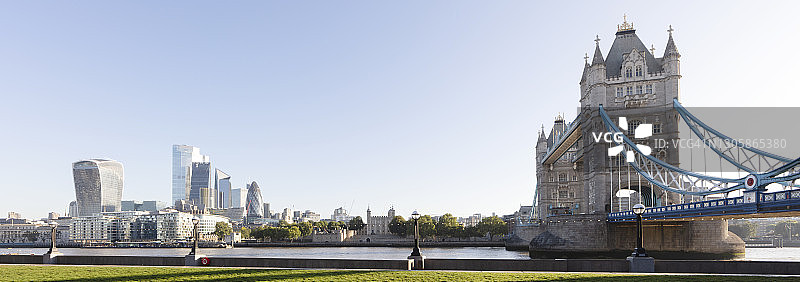 伦敦的地标和横跨泰晤士河的城市天际线图片素材