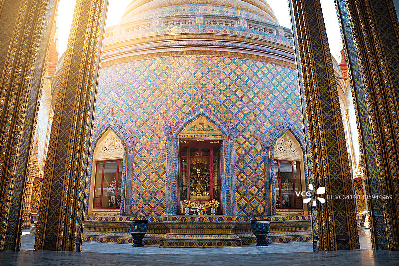 在曼谷一个阳光明媚的日子里，Ratchabophit Sathit Mahasimaram Wat。泰国文化。图片素材