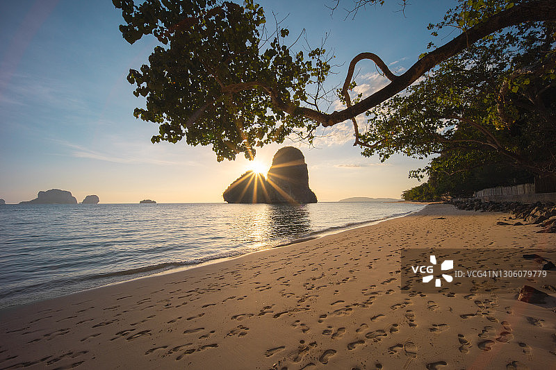 泰国甲米，日落时分，拉伊莱海滩的奥普拉南的风景，金色的时间和清澈的蓝天图片素材