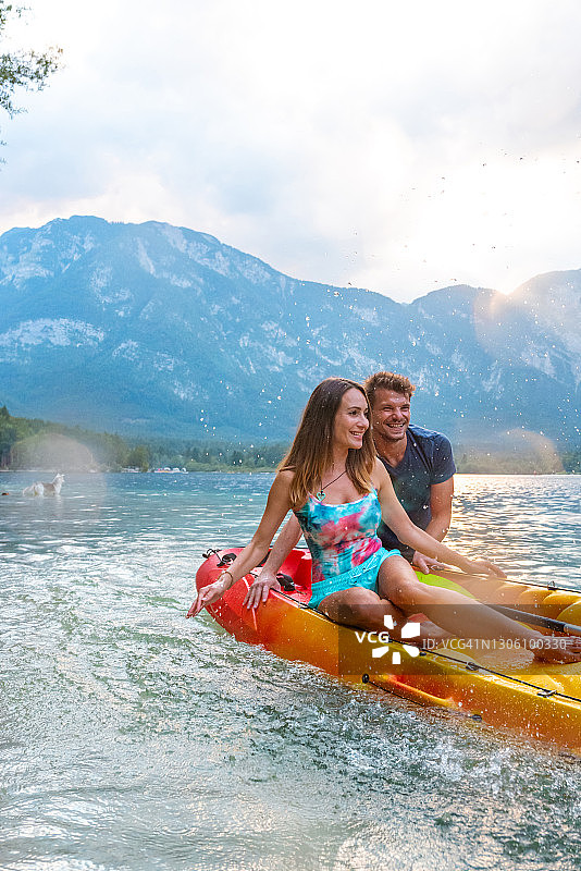 欢快活跃的夫妇在湖上玩皮划艇图片素材