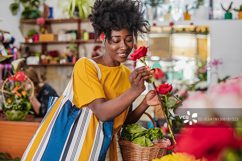 年轻的非洲妇女在市场上买花图片素材