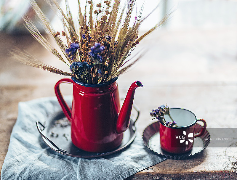 红茶壶和咖啡杯中有干草的香气图片素材