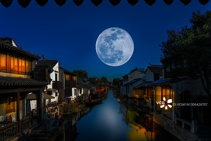 夜晚，无锡汤口古镇明月高悬。中国江苏省。图片素材