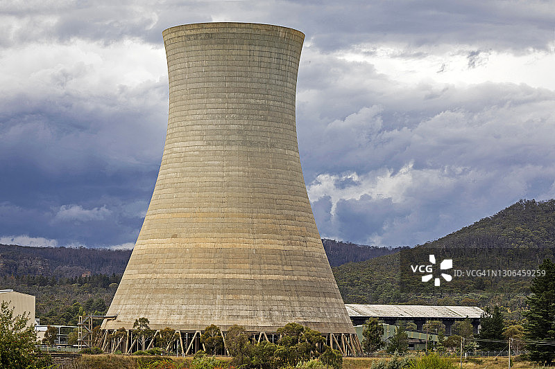 大型混凝土冷却塔，风暴云，废弃的煤炭发电站，澳大利亚图片素材
