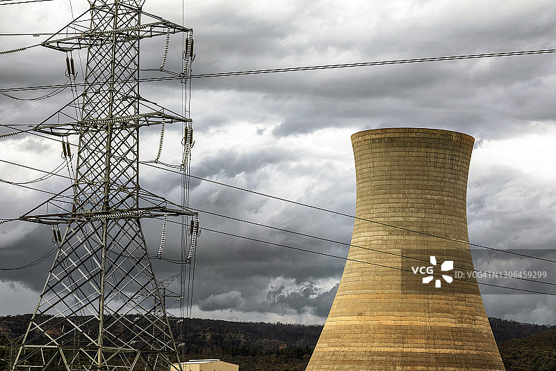 废弃的冷却塔，电塔，风暴云，煤电厂，澳大利亚图片素材
