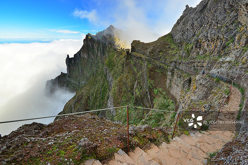 通往天堂的阶梯，令人惊叹的全景陡峭安全狭窄的徒步旅行路线在马德拉岛的山脉，大西洋，葡萄牙图片素材