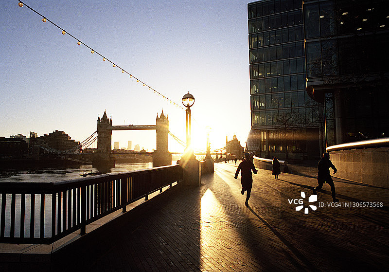 日出时的伦敦城市天际线和塔桥图片素材