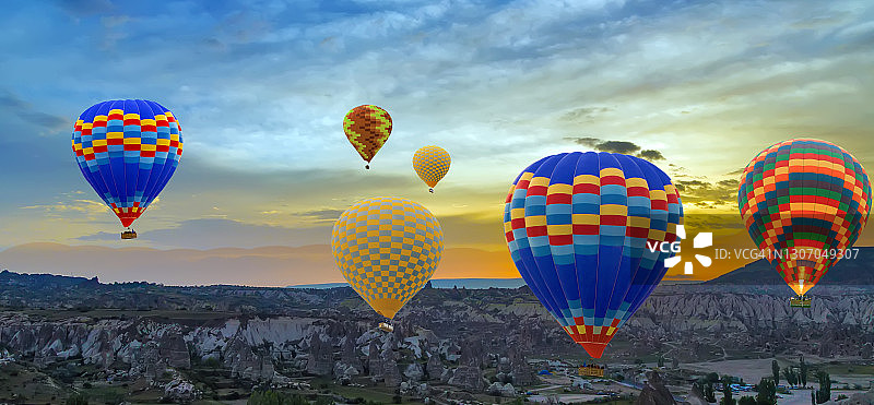 热气球飞山谷Göreme国家公园。土耳其卡帕多西亚的岩石遗址图片素材