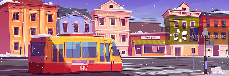 电车在冬季复古城市街道上行驶，雪花飘落图片素材