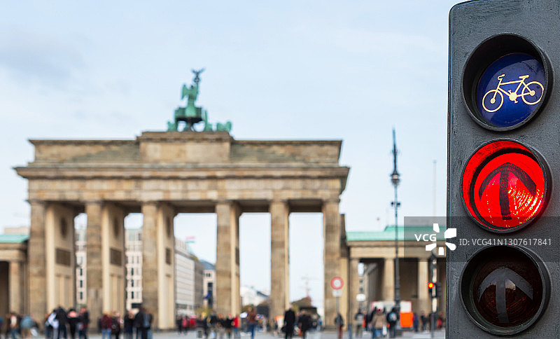 柏林勃兰登堡门上的红灯图片素材