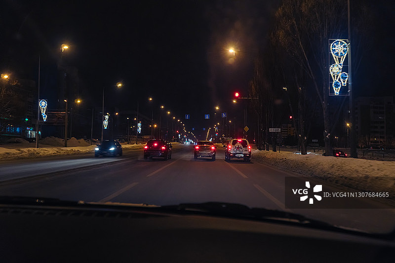 在冬天的晚上，交通中的汽车变黑了图片素材