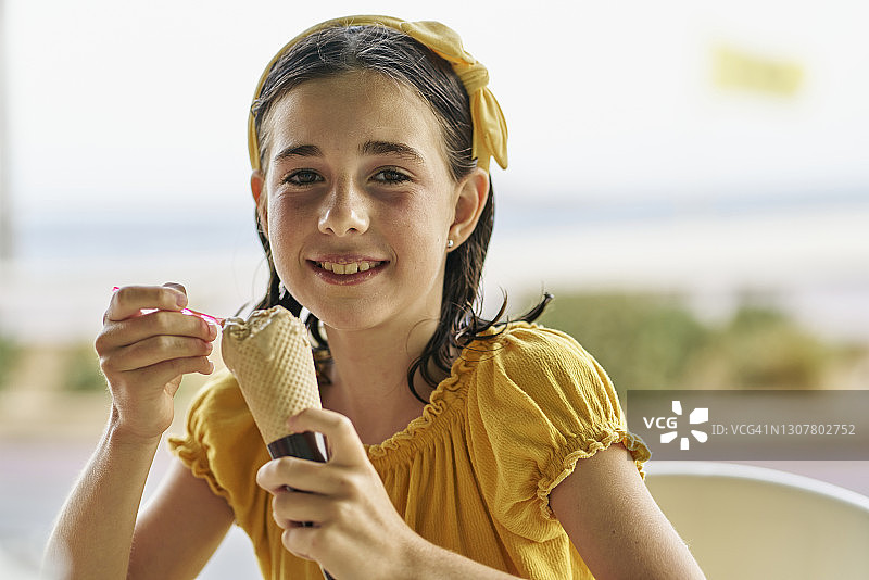 小女孩在吃冰淇淋。图片素材