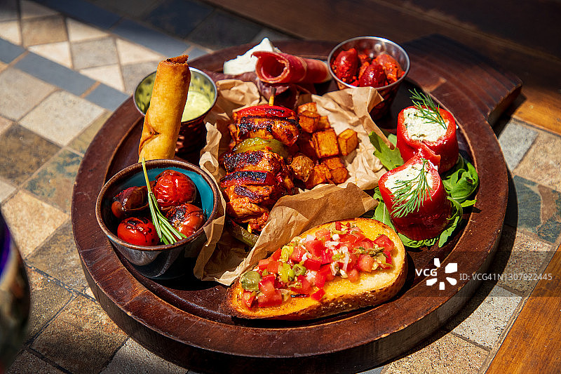 配有烤面包、烤蔬菜、烤土豆和橄榄的地中海式餐盘图片素材