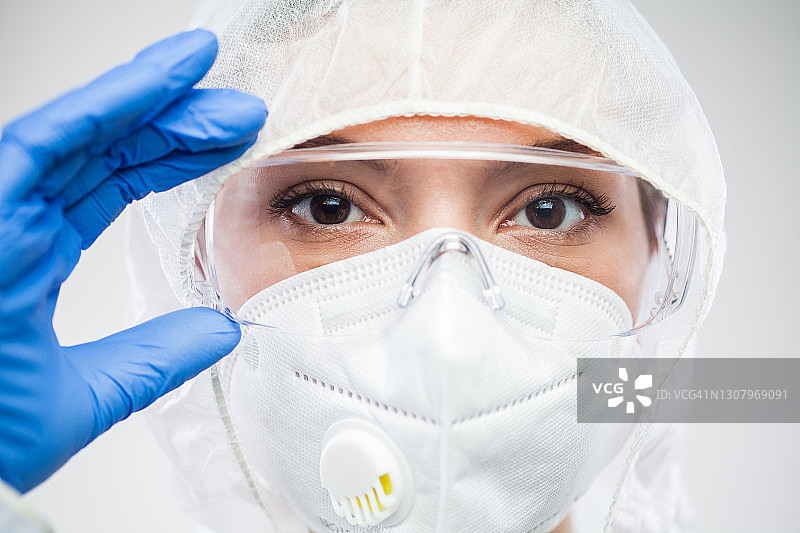 女实验室科学家、医生或护士戴上护目镜图片素材