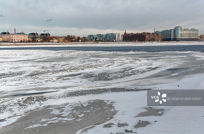 从圣彼得堡中心的堤岸眺望涅瓦河图片素材