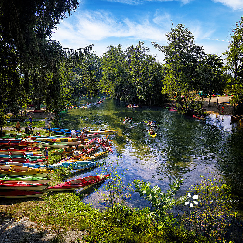 在波兰度假——在马苏里亚的克鲁提尼亚河上泛舟图片素材