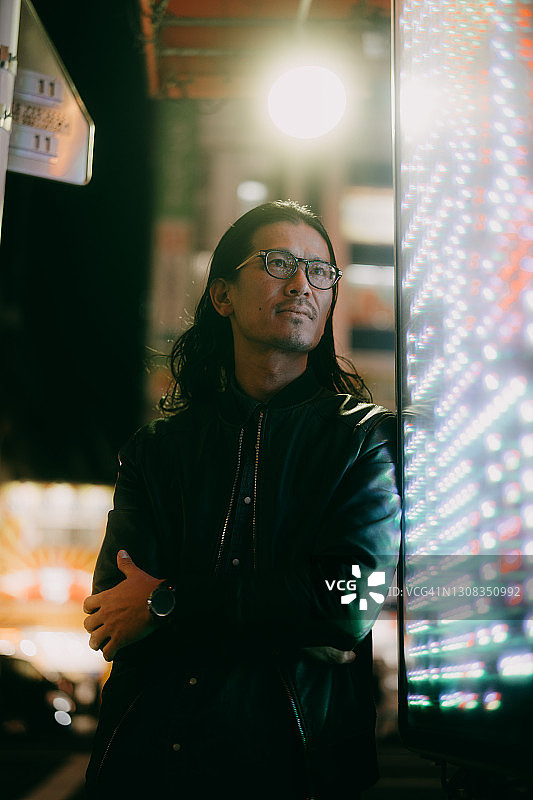 东京一名留着长发、戴着眼镜的日本男子图片素材