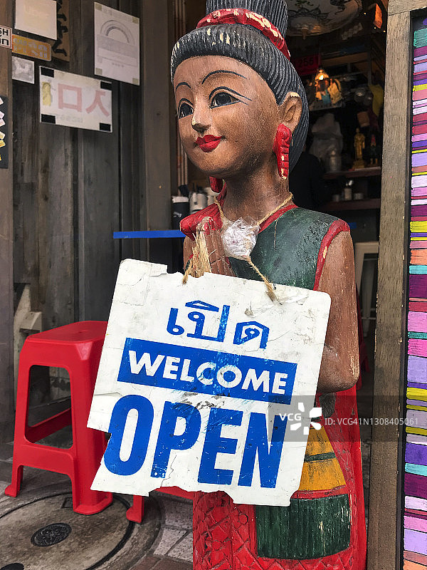 东京一家泰国餐厅的开张和欢迎标志图片素材