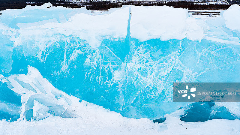 俄罗斯贝加尔湖上的冰图片素材